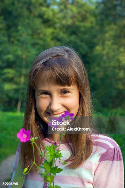 Menina Com Uma Flor - Fotografias de stock e mais imagens de Adolescente - Adolescente, Alegria, Ao Ar Livre