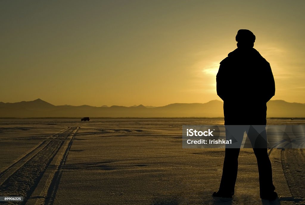 Homme est loin. - Photo de Coucher de soleil libre de droits