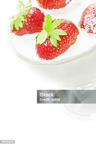 Fragole E Yogurt - Fotografie stock e altre immagini di Alimentazione sana - Alimentazione sana, Bibita, Bicchiere