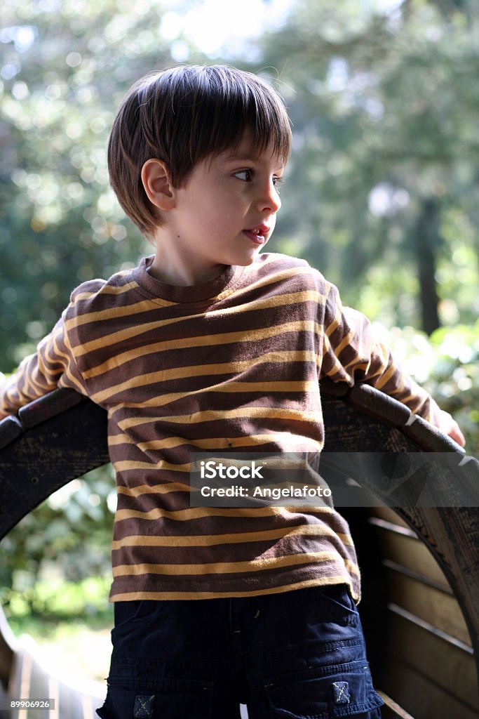 Niños jugando en el patio de recreo parque - Foto de stock de Color - Tipo de imagen libre de derechos