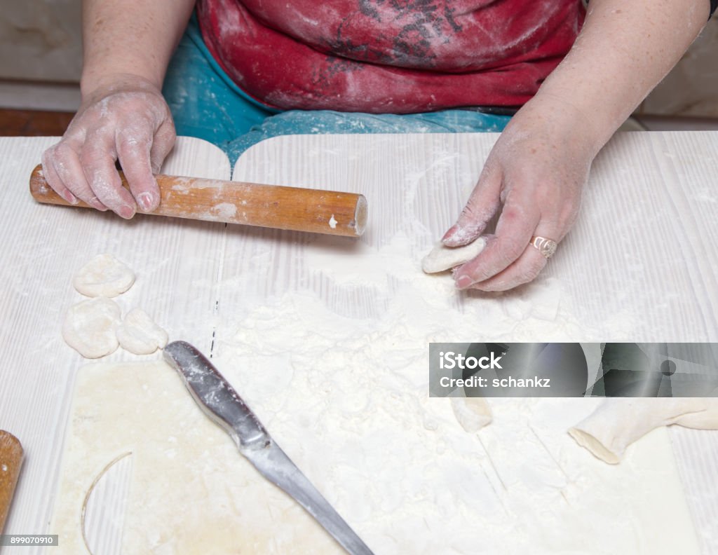 mujer desenrolla la masa en casa - Foto de stock de Adulto libre de derechos mujer desenrolla la masa en casa - Foto de stock de Adulto libre de derechos