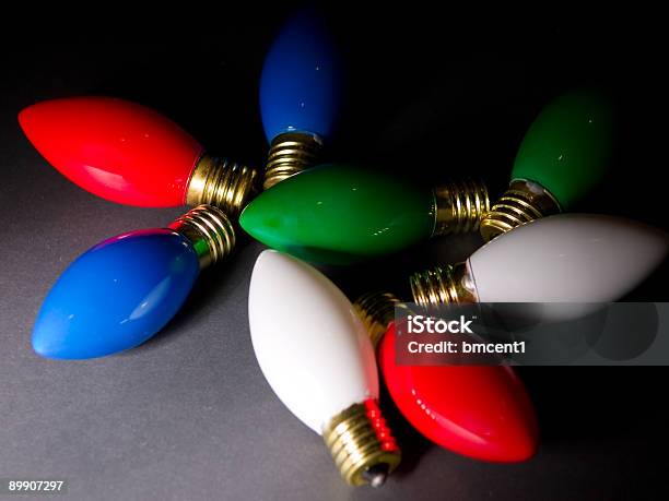 Surtidos Lámparas De Navidad En La Oscuridad Foto de stock y más banco de imágenes de Azul - Azul, Blanco - Color, Bombilla