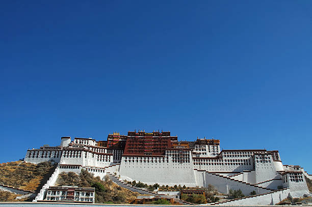 lhasa tibete, o palácio de potala - tibet potala palace lhasa himalayas imagens e fotografias de stock