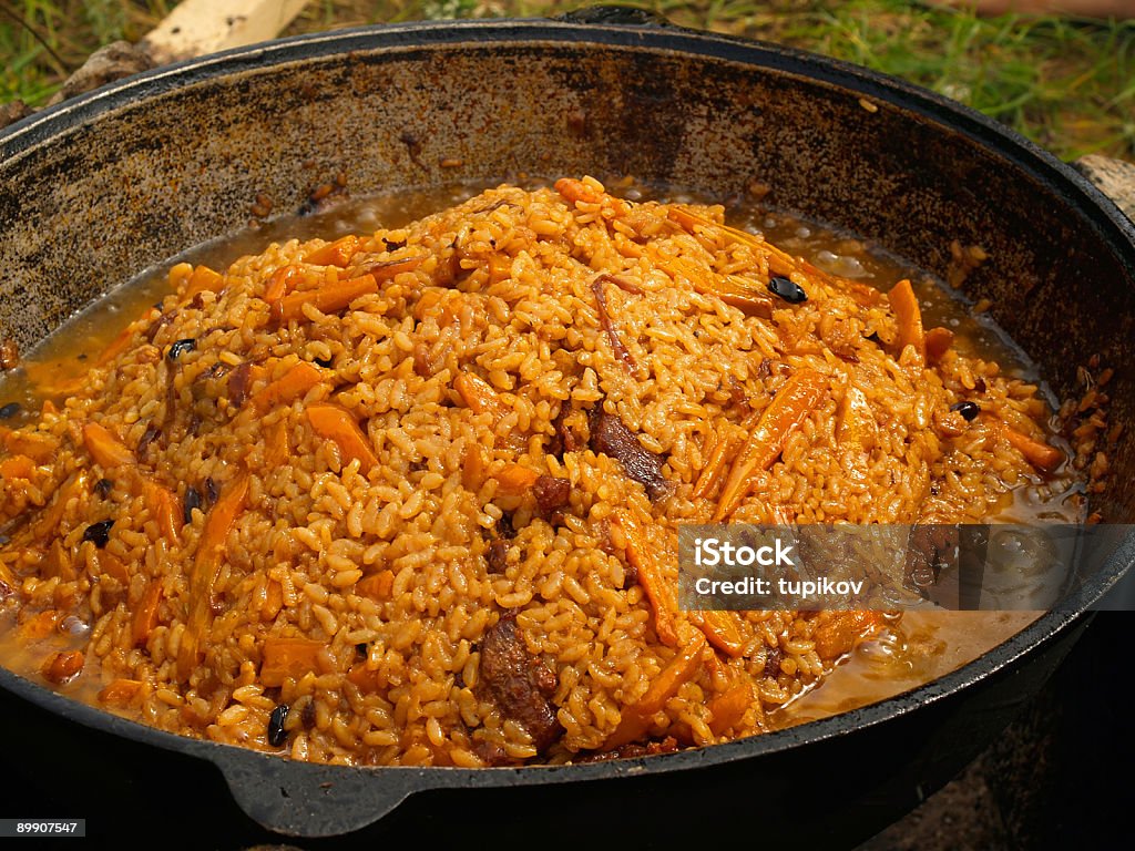 picnic Pilaf sul fuoco - Foto stock royalty-free di Affamato