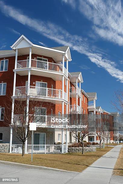 Moderno Edificio De Apartamentos En La Acera Foto de stock y más banco de imágenes de Acera - Acera, Aire libre, Arquitectura