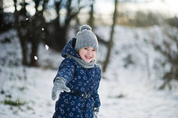 istock Cute little girl on winter day 899081880