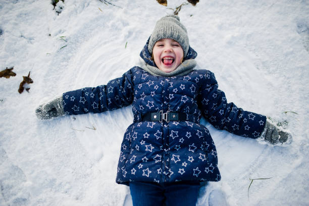 istock Cute little girl on winter day 899082048