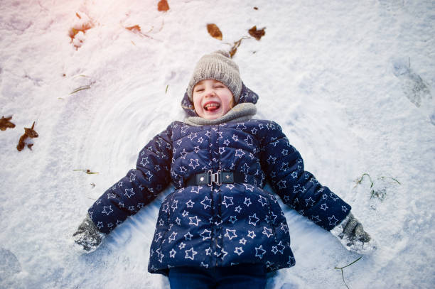 istock Cute little girl on winter day 899082108