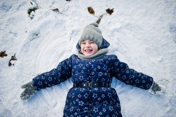 istock Cute little girl on winter day 899082112