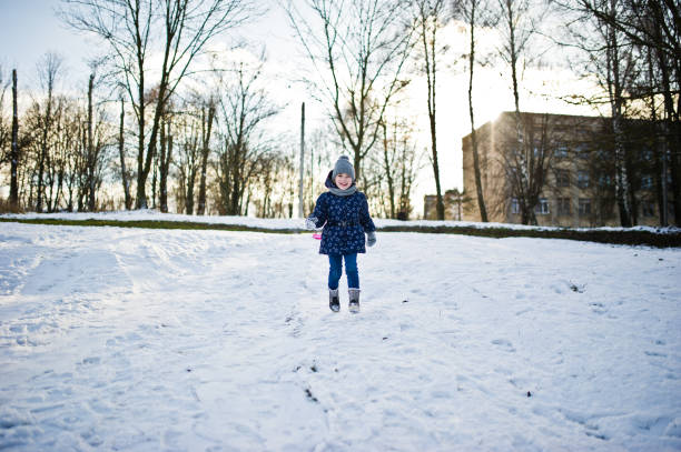 istock Cute little girl on winter day 899082116