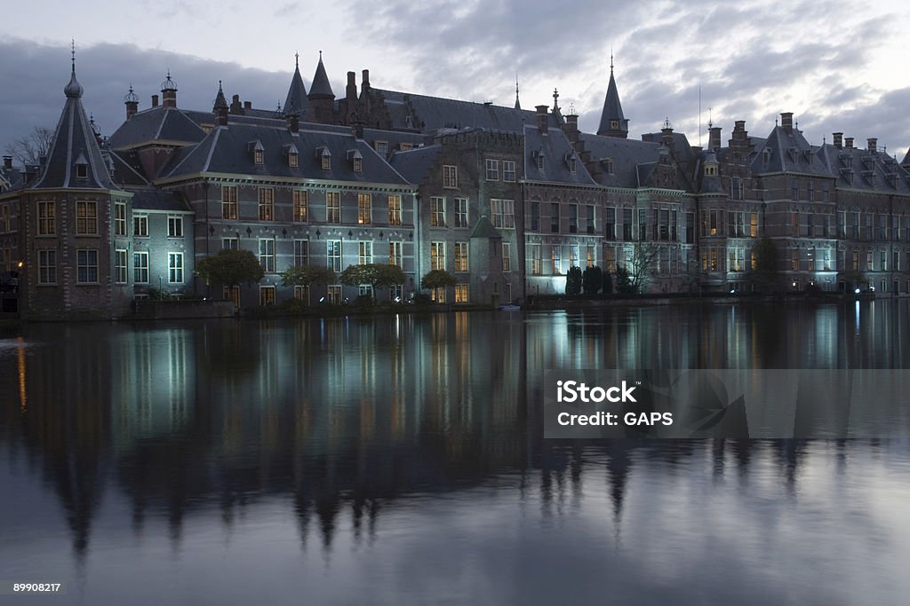 La Haye est illuminé bâtiments du Parlement juste après le coucher du soleil - Photo de Château libre de droits