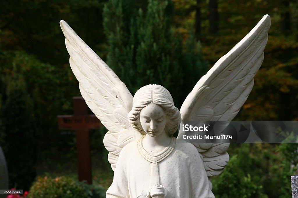 white tombstone Engel auf einer Bahre - Lizenzfrei Souvenir Stock-Foto