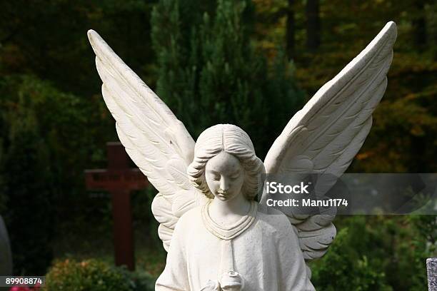 Foto de Branco Tombstone Angel Em Um Grave e mais fotos de stock de Souvenir - Souvenir, Abaixo, Anjo