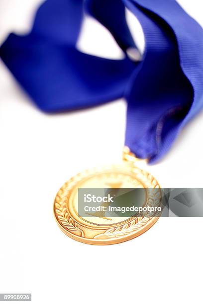 Medalha De Ouro - Fotografias de stock e mais imagens de Medalha - Medalha, Medalhão - Produto Artesanal, Azul