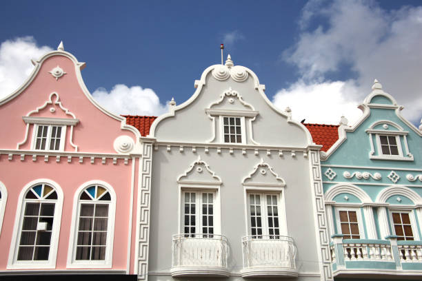 typowy różowy, zielony & szary pastel malowany architechture aruba, curacao & bonaire, karaiby. - architechture zdjęcia i obrazy z banku zdjęć