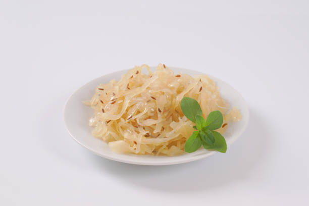 talerz kapusty kiszonej z kminkiem - sauerkraut cabbage vegetable white cabbage zdjęcia i obrazy z banku zdjęć