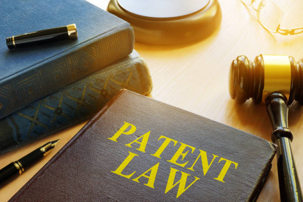 livre sur la loi sur les brevets et le marteau. concept de droit d’auteur. - propriété intellectuelle photos et images de collection