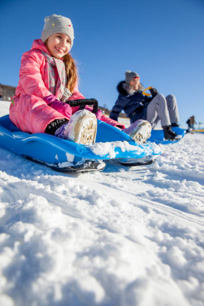 szczęśliwa matka i córka na sankach zabawy w zimowym krajobrazie - skiing family winter snow zdjęcia i obrazy z banku zdjęć