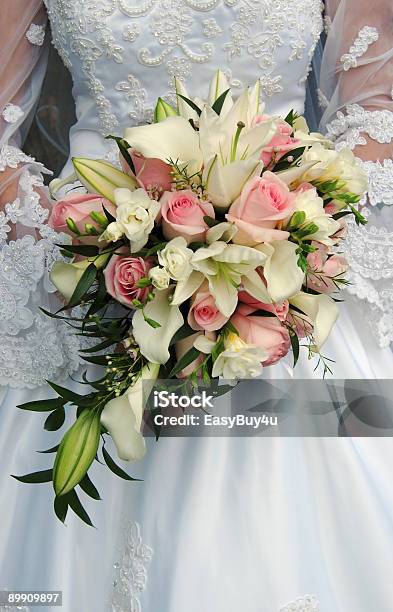 Photo libre de droit de Mariée Et Bouquet banque d'images et plus d'images libres de droit de Amour - Amour, Blanc, Bouquet formel