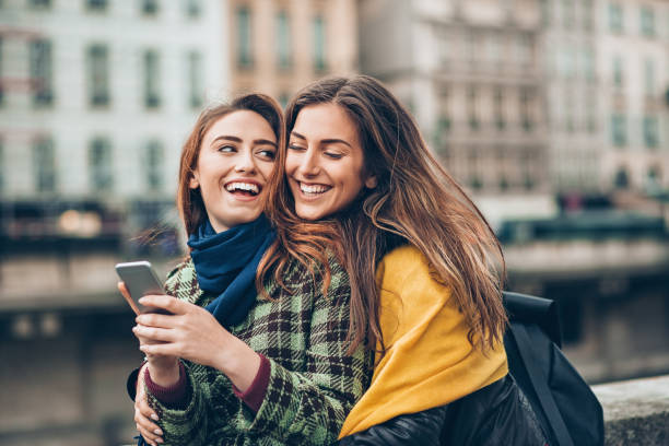 istock Girl friends in Paris 899100550
