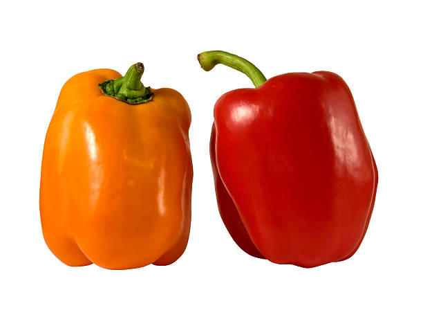 naranja y roja pimientos sobre un fondo blanco. - green bell pepper bell pepper red bell pepper groceries fotografías e imágenes de stock