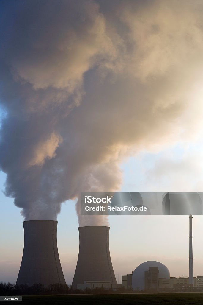 Nucleare centrale elettrica, torri di raffreddamento con vapore al tramonto (XL - Foto stock royalty-free di Centrale nucleare