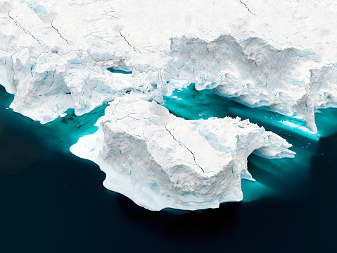 Vista aérea de icebergs en el océano Ártico en Groenlandia photo