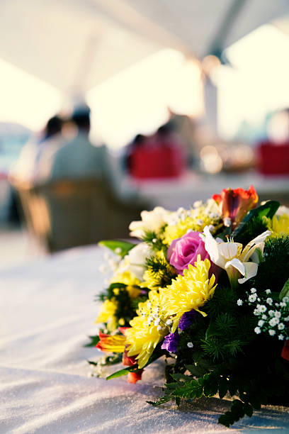 Fiori sul tavolo nel ristorante - foto stock