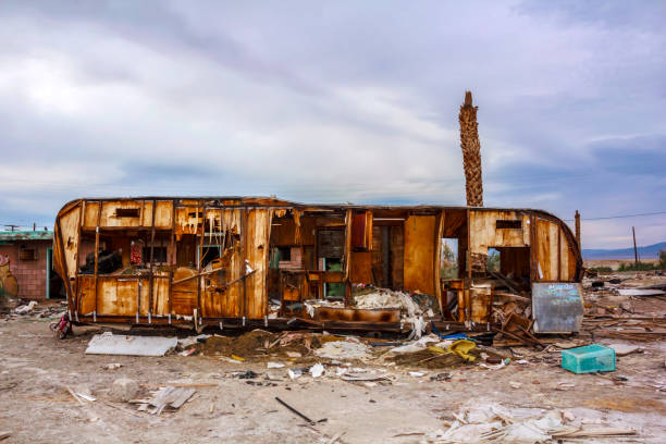 stary opuszczony i zrujnowany zardzewiały przyczepa podróżna w bombay beach, salton sea, kalifornia, stany zjednoczone. - salton sea zdjęcia i obrazy z banku zdjęć