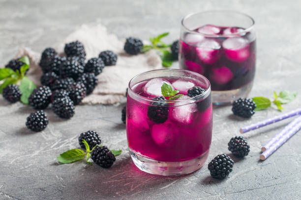 rafraîchissante limonade avec blackberry - mûre sauvage photos et images de collection