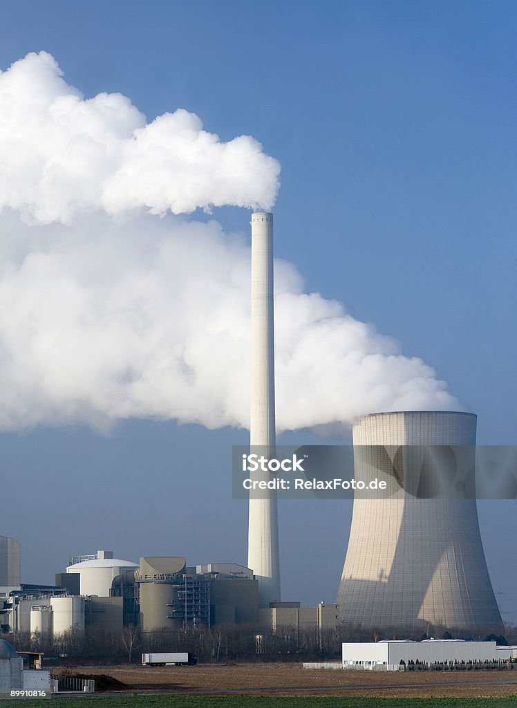 Угольная электростанция, дымящийся Дымовая труба и Градирня - Стоковые фото Башня роялти-фри