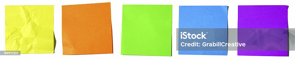 Cinque luminose Post-it note in una riga - Foto stock royalty-free di Biglietto adesivo