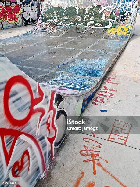 Primo Piano Della Rampa Di Uno Skate Park - Fotografie stock e altre immagini di Arte - Arte, Ciclismo, Colore descrittivo