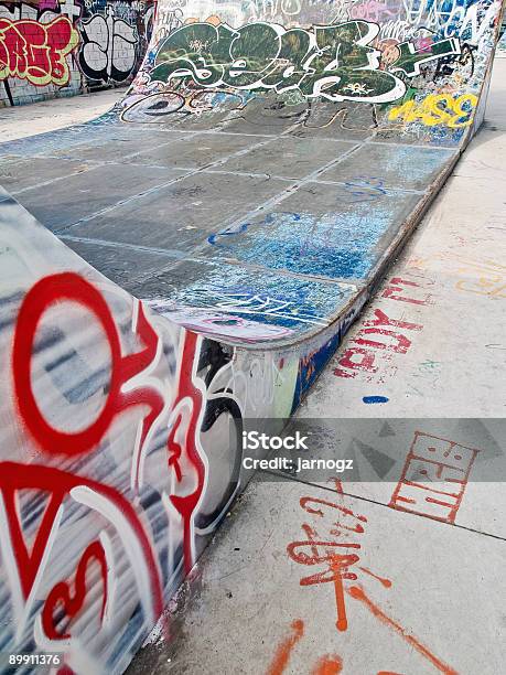 Foto de Closeup Da Rampa Em Um Parque De Skate e mais fotos de stock de Arte - Arte, Brincar, Ciclismo