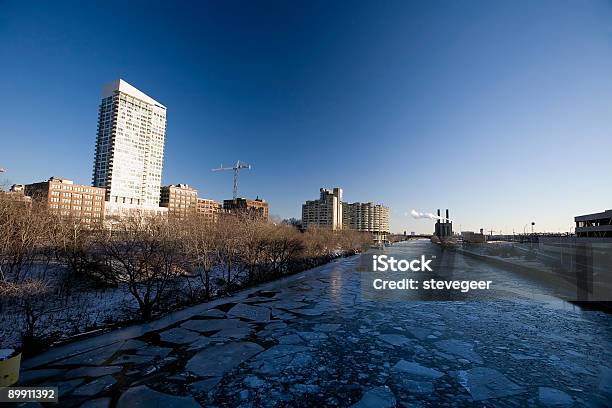 Fiume Chicago Con Ghiaccio - Fotografie stock e altre immagini di Ambientazione esterna - Ambientazione esterna, Appartamento, Blu