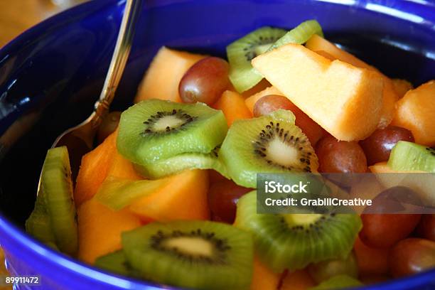 Foto de Salada De Frutas e mais fotos de stock de Azul - Azul, Colher - Faqueiro, Cortado em Pedacinhos