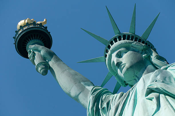自由の女神像 - clear sky new york state mid atlantic usa usa ストックフォトと画像