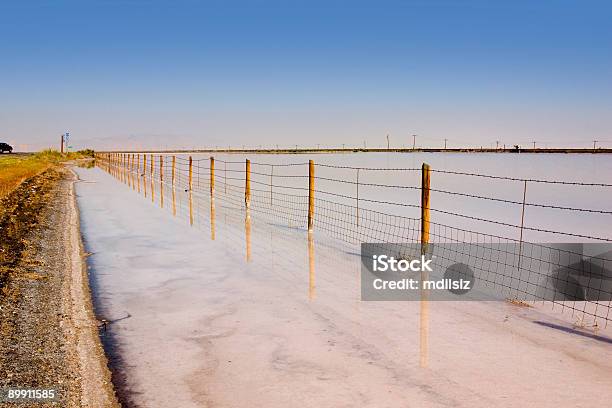 Foto de Muro Sob Céu Claro e mais fotos de stock de Abaixo - Abaixo, Arame, Arame farpado - Arame