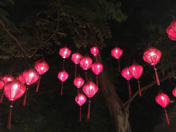 istock Chinese lampionnen in het donker 899116510