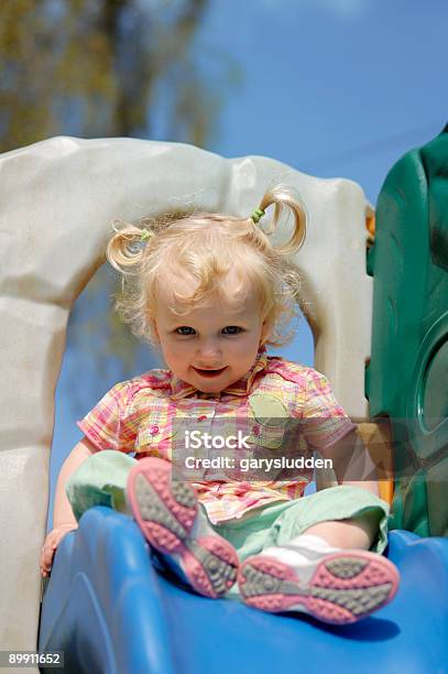 Niña Jugando En Shute Foto de stock y más banco de imágenes de 18-23 meses - 18-23 meses, Aire libre, Alegre