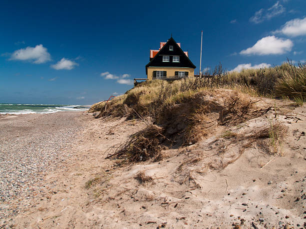 de skagen - denmark beach beach house house photos et images de collection