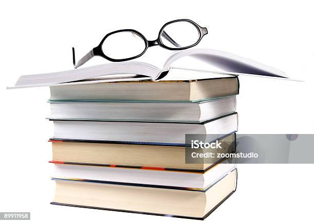 Stapel Von Buch Und Eyeglasses Stockfoto und mehr Bilder von Buch - Buch, Isoliert, Öffnen