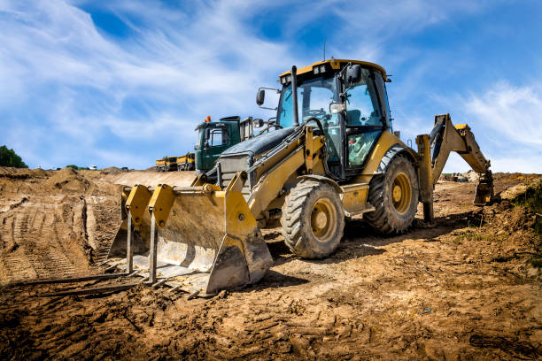 der gelbe erde mover auf den bau der autobahn, polen - bulldozer stock-fotos und bilder