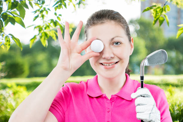 retrato horizontal de golfista engraçadinha com equipamento para jogar golfe em um fundo de campos de golfe - golf women pink ball - fotografias e filmes do acervo
