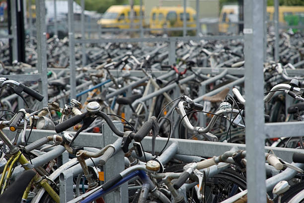 ハンドルバー/騒動 - bicycle rack bicycle parking community ストックフォトと画像