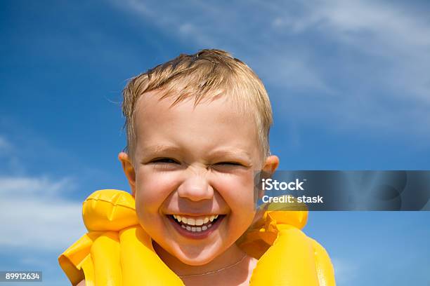 Ridere Ragazzo - Fotografie stock e altre immagini di Bambino - Bambino, Giacca di salvataggio, Giallo