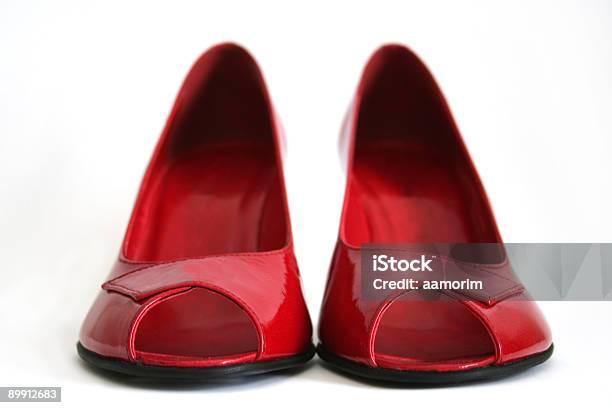 Zapatos De Rojo Brillante Foto de stock y más banco de imágenes de A la moda - A la moda, Alto - Descripción física, Calzado