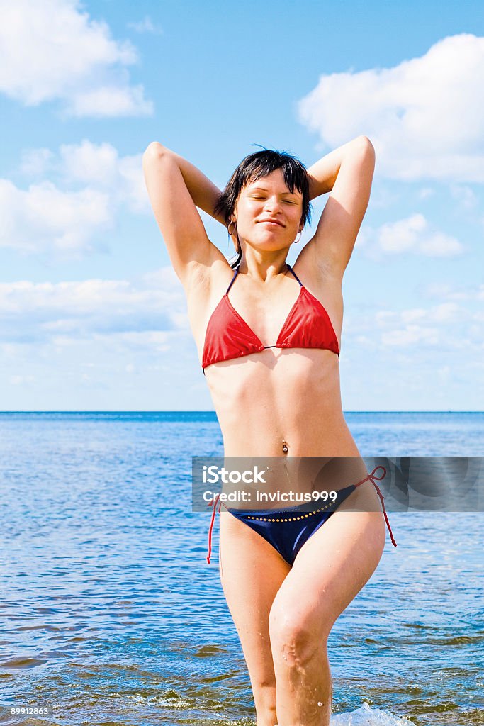 Sensuale bellezza indossando bikini - Foto stock royalty-free di Adulto