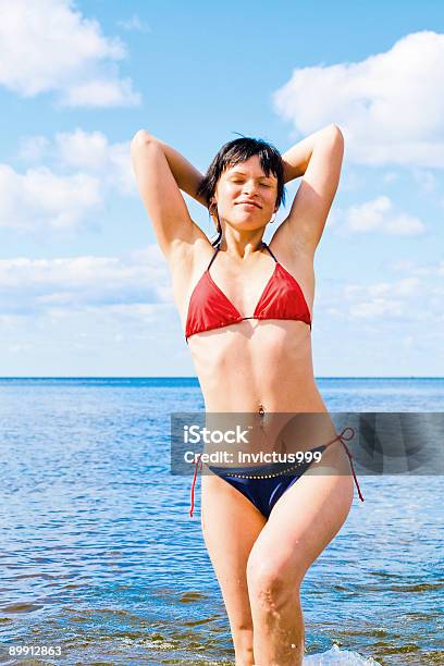 Sensuale Bellezza Indossando Bikini - Fotografie stock e altre immagini di Adulto - Adulto, Allegro, Beautiful Woman
