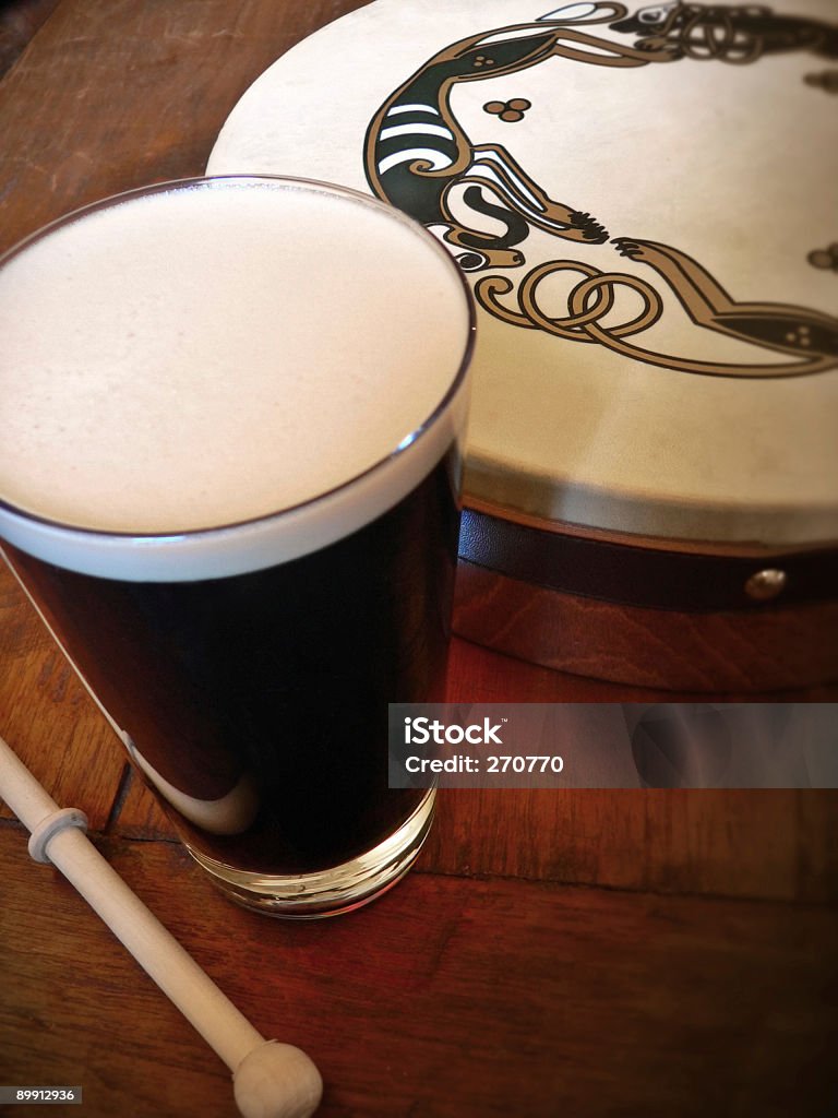 Tradizionali irlandesi scena con Bodhran tamburo e boccale di birra scura - Foto stock royalty-free di Bodhran